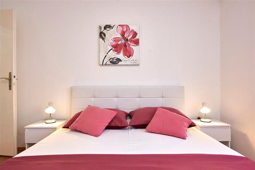 Room S2, for 3 persons