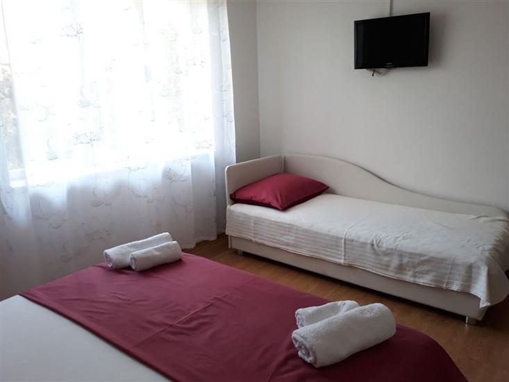 Room S2, for 3 persons
