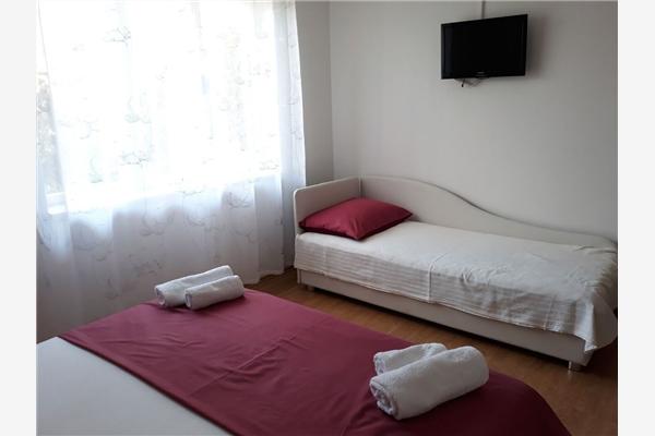 Room S2, for 3 persons