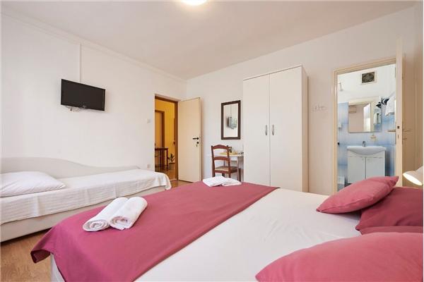 Room S2, for 3 persons