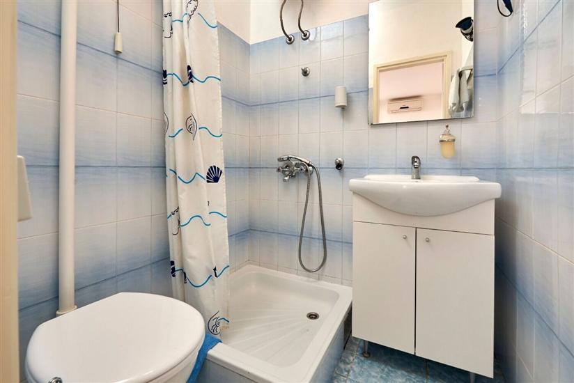 Room S2, for 3 persons