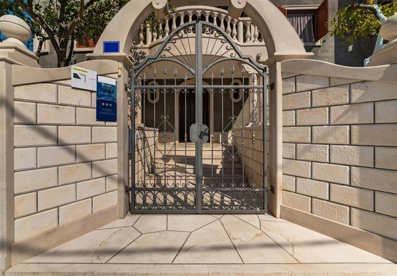 Apartments and Room Anita