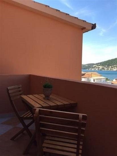 Room S2, for 3 persons