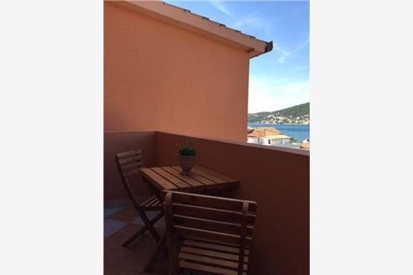 Room S2, for 3 persons