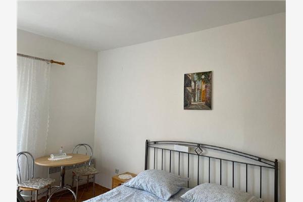 Room S2, for 3 persons