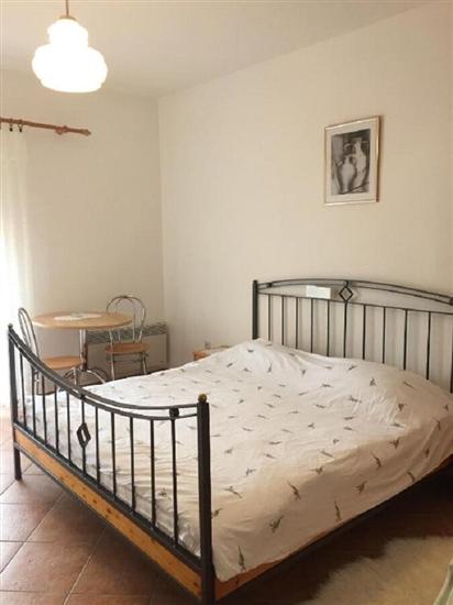 Room S2, for 3 persons