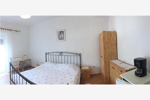 Room S2, for 3 persons