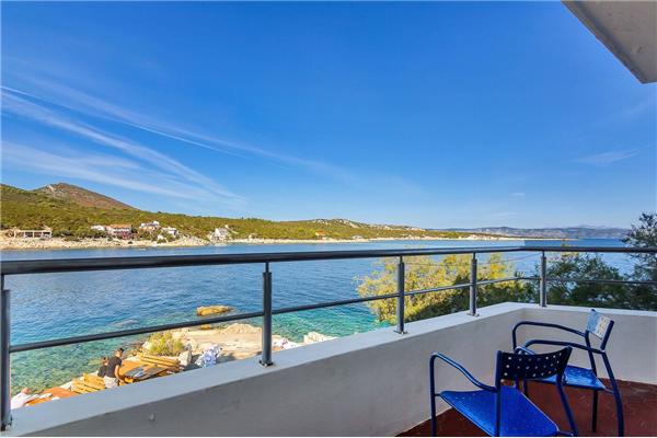 Room S1, for 2 persons