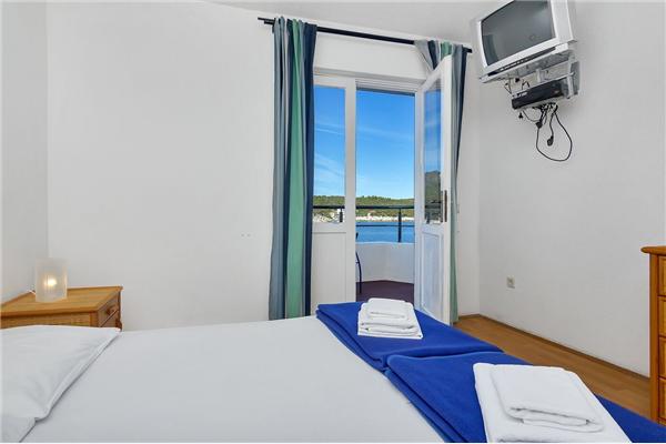 Room S1, for 2 persons