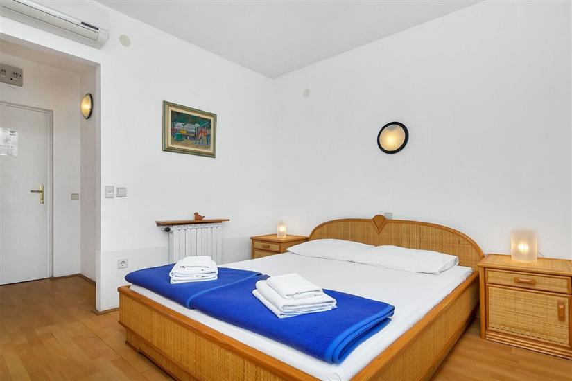 Room S1, for 2 persons