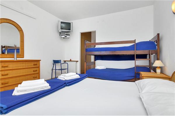 Room S3, for 4 persons