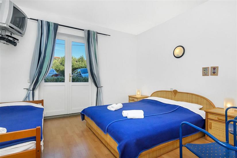 Room S6, for 3 persons