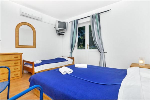 Room S6, for 3 persons