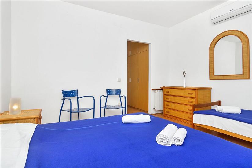 Room S6, for 3 persons