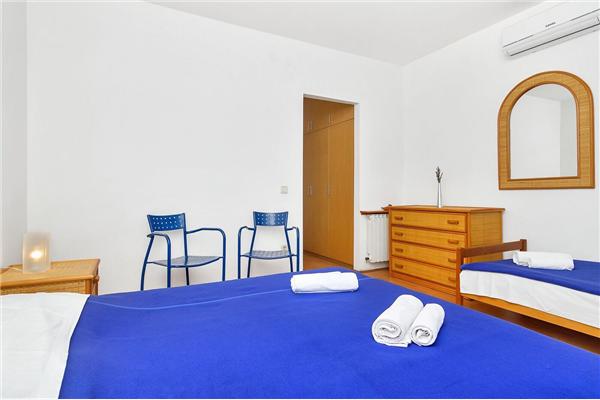 Room S6, for 3 persons