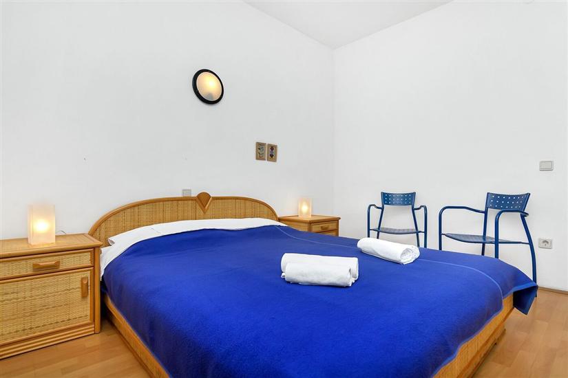 Room S6, for 3 persons