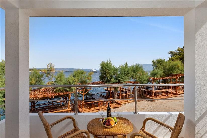 Room S7, for 3 persons