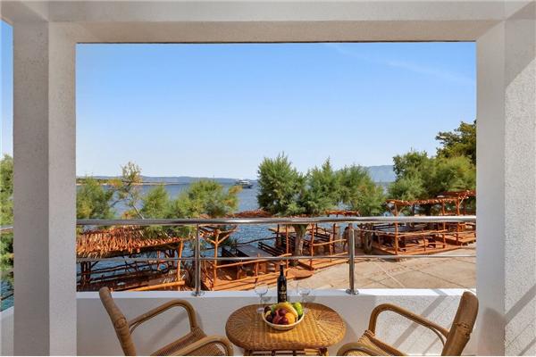 Room S7, for 3 persons