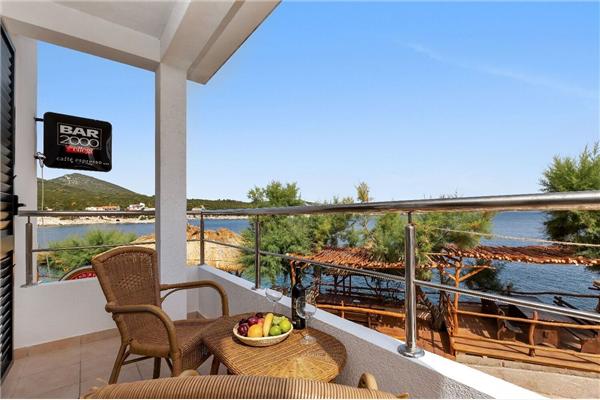 Room S7, for 3 persons