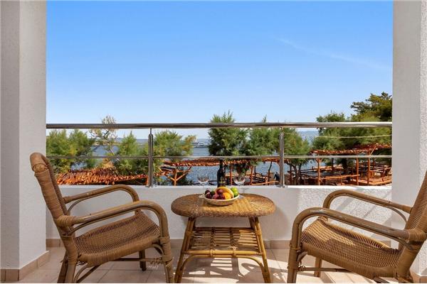 Room S7, for 3 persons