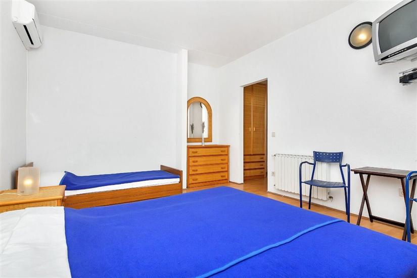 Room S7, for 3 persons