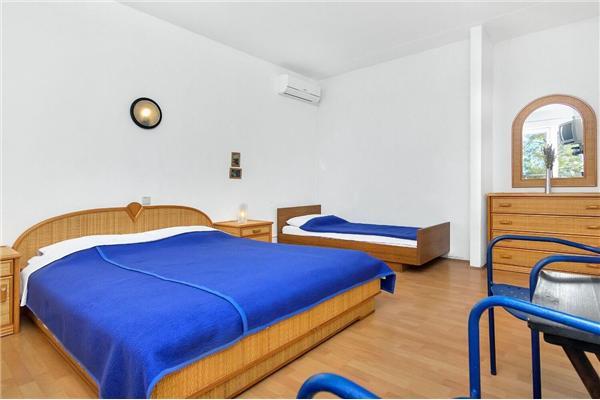 Room S7, for 3 persons