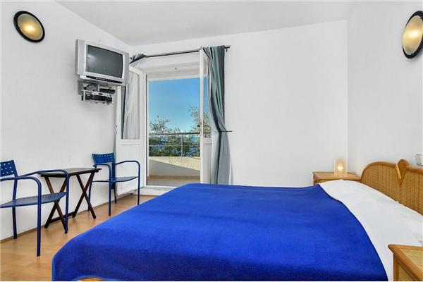 Room S7, for 3 persons