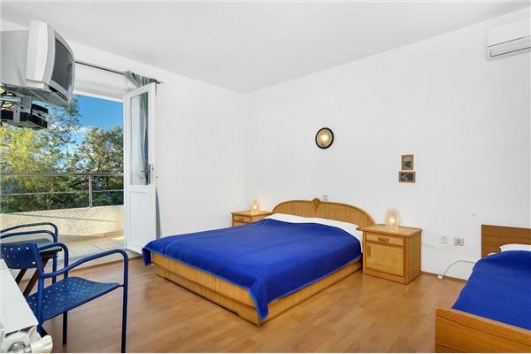 Room S7, for 3 persons