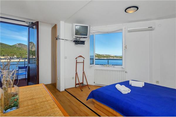 Room S8, for 4 persons