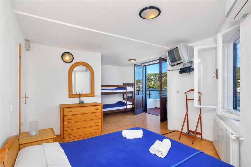 Room S8, for 4 persons