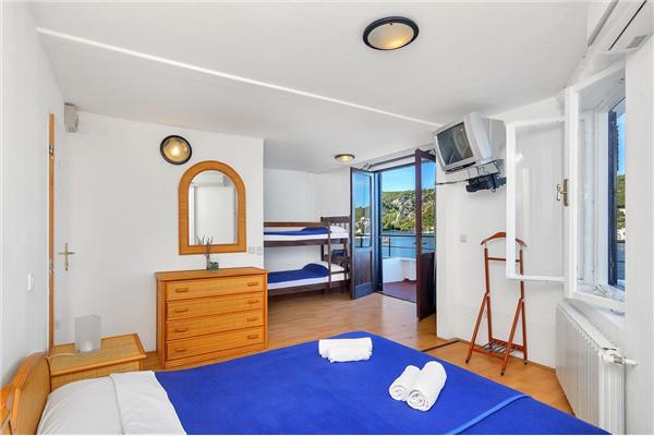 Room S8, for 4 persons