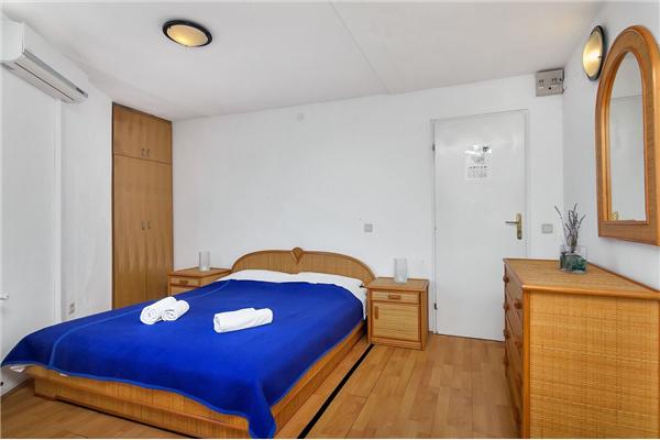 Room S8, for 4 persons