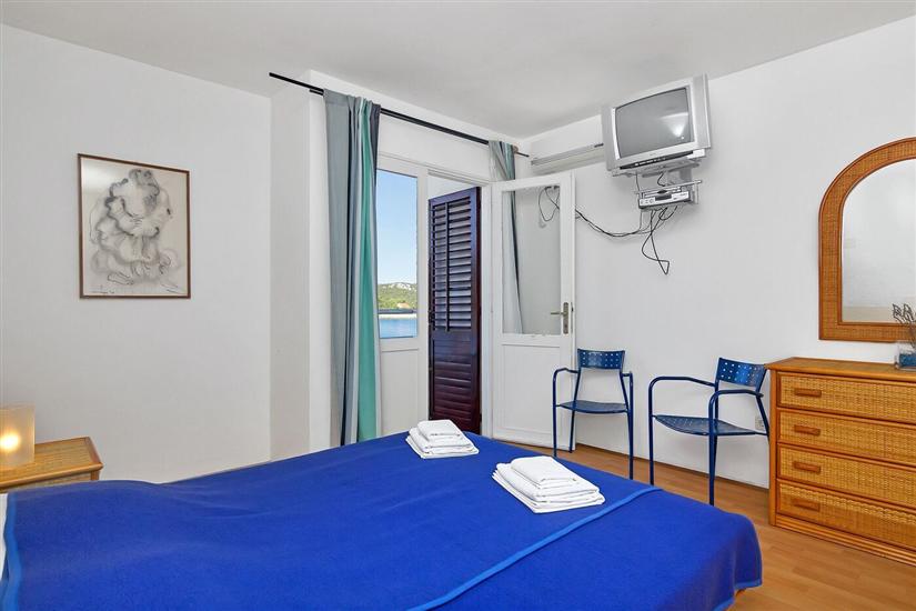 Room S10, for 3 persons