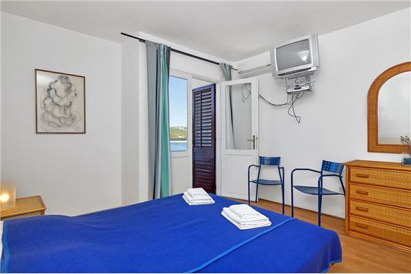 Room S10, for 3 persons