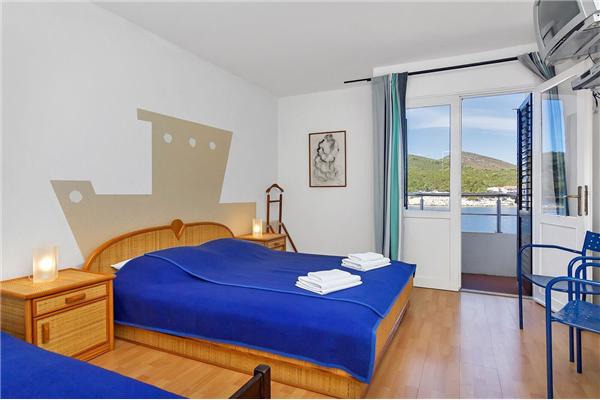 Room S10, for 3 persons