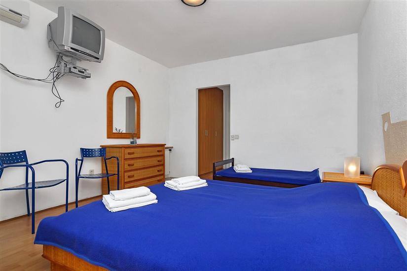 Room S10, for 3 persons