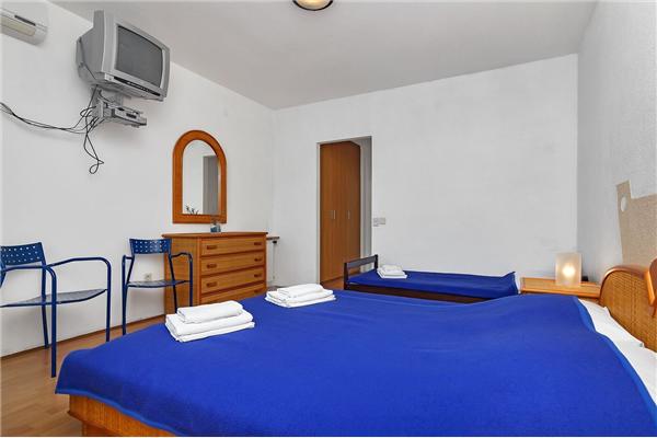 Room S10, for 3 persons