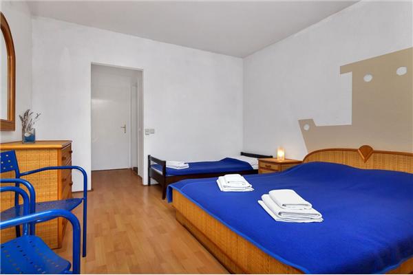 Room S10, for 3 persons