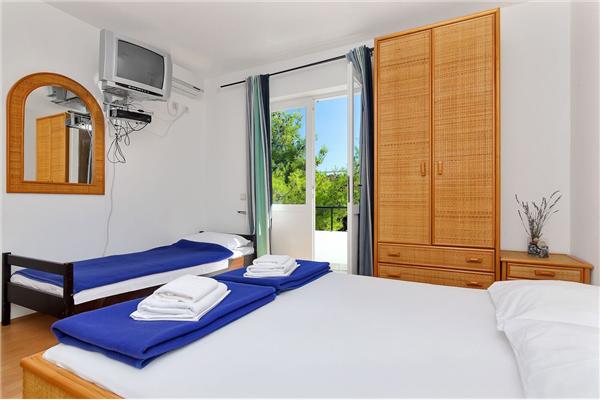 Room S13, for 3 persons