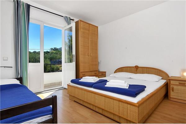 Room S13, for 3 persons