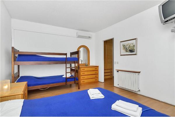 Room S14, for 4 persons