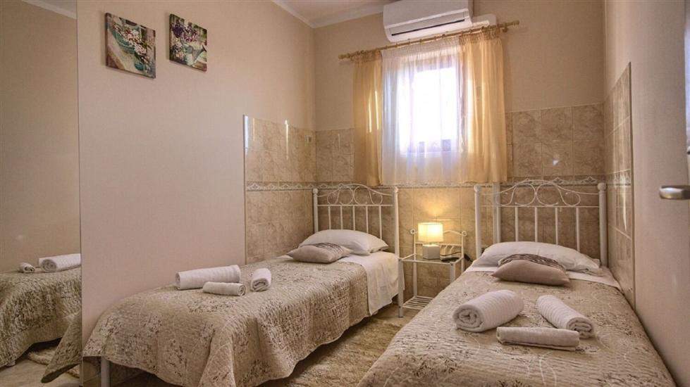 House K1, for 10 persons