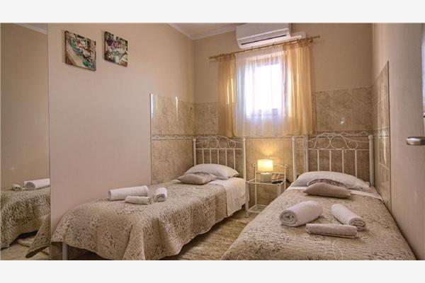 House K1, for 10 persons