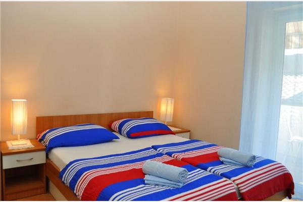 Room S7, for 3 persons
