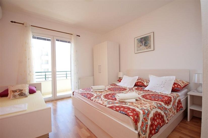 Room S1, for 3 persons