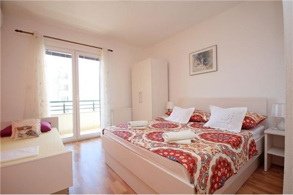 Room S1, for 3 persons