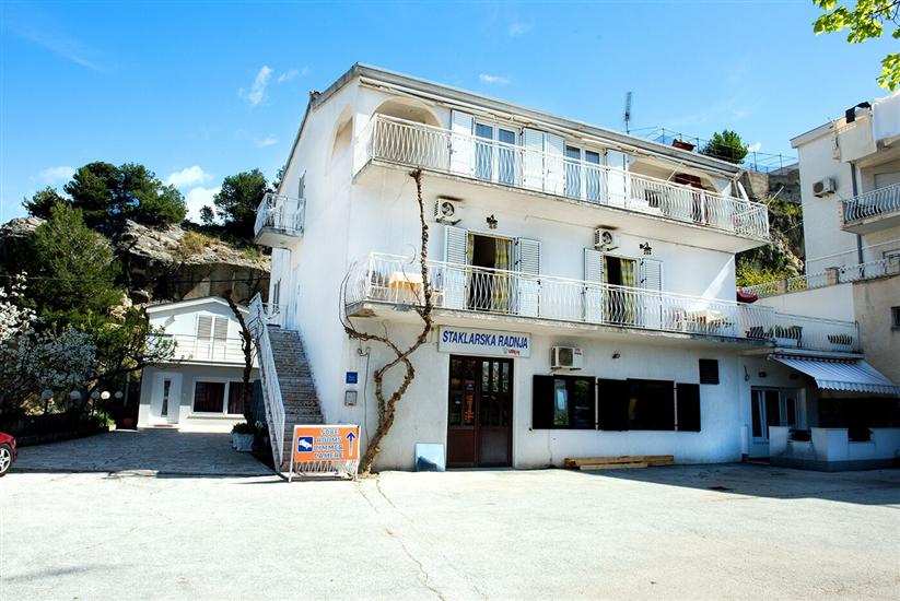 Apartments and Rooms Robi