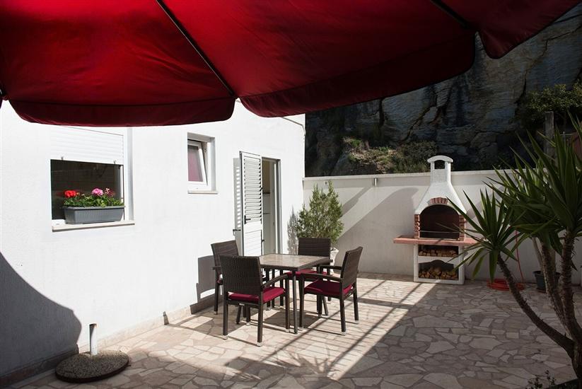 Apartments and Rooms Robi