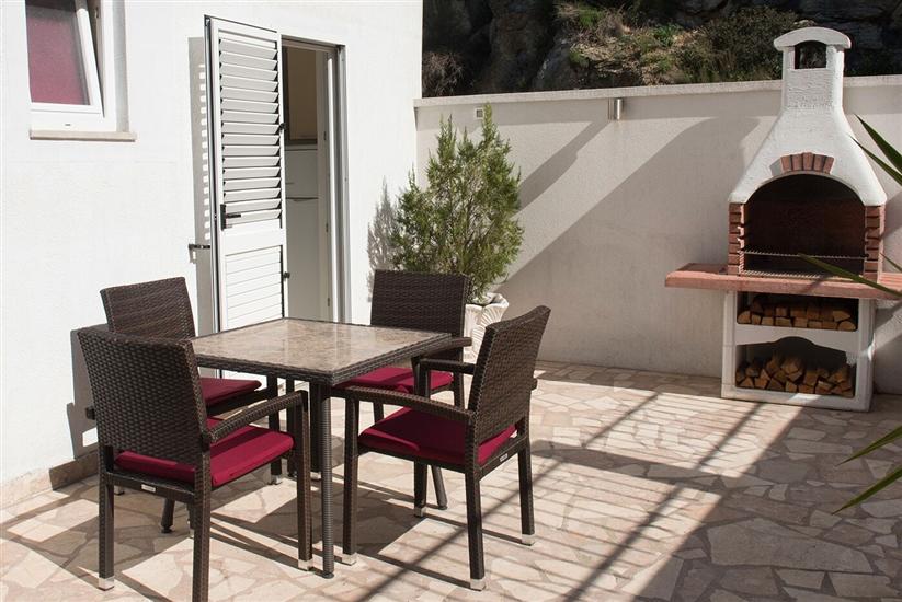 Apartments and Rooms Robi