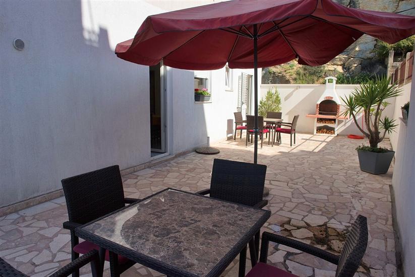 Apartments and Rooms Robi